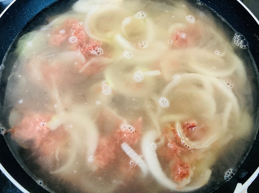 ふつふつとしてきたら弱めの中火に切り替え、アクを取りながら4～5分程度煮込みます