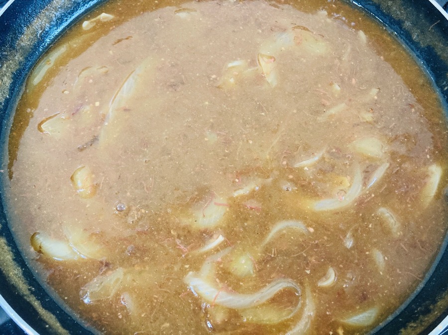 カレールーが溶けたら水溶き片栗粉(片栗粉 大さじ2：水 大さじ2)を加え、とろみがつくまで加熱