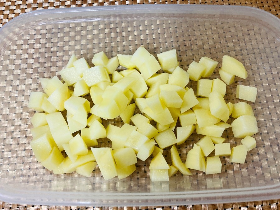 角切りにカットしたじゃがいもを耐熱性のタッパーに加え、電子レンジで3～4分程度加熱