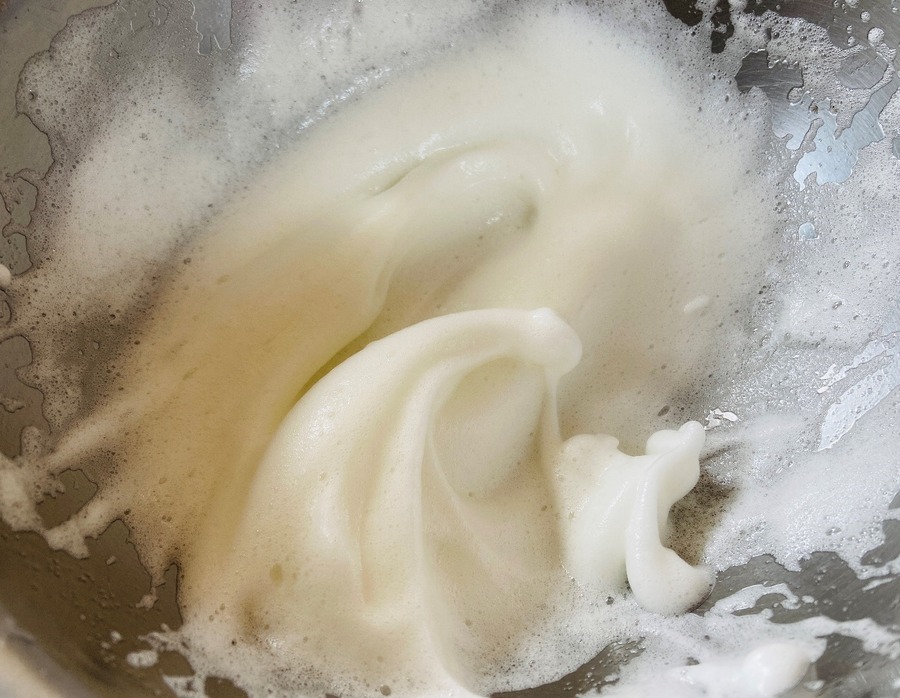 ボウルに卵白を加え、メレンゲ状になるまでしっかり泡立てましょう