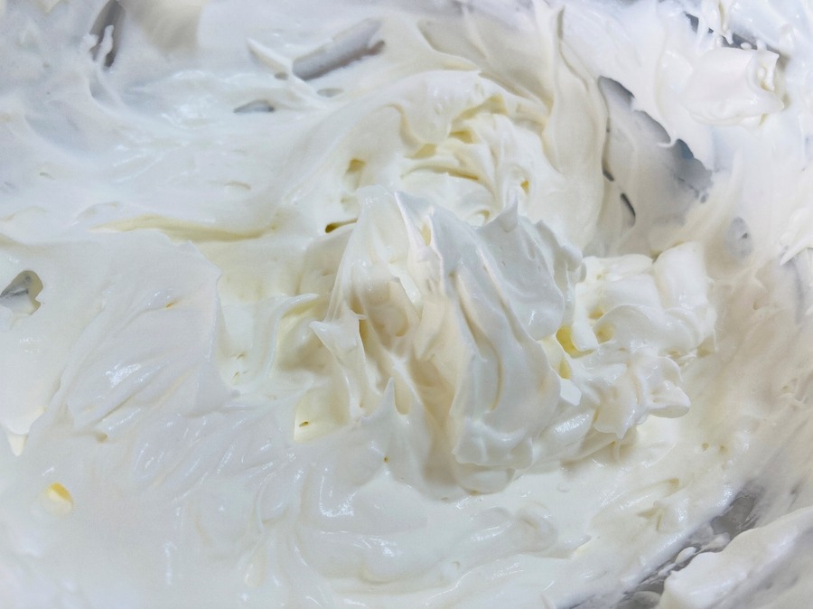 生クリームを注ぎ入れ、ツノが立つまで泡立てます