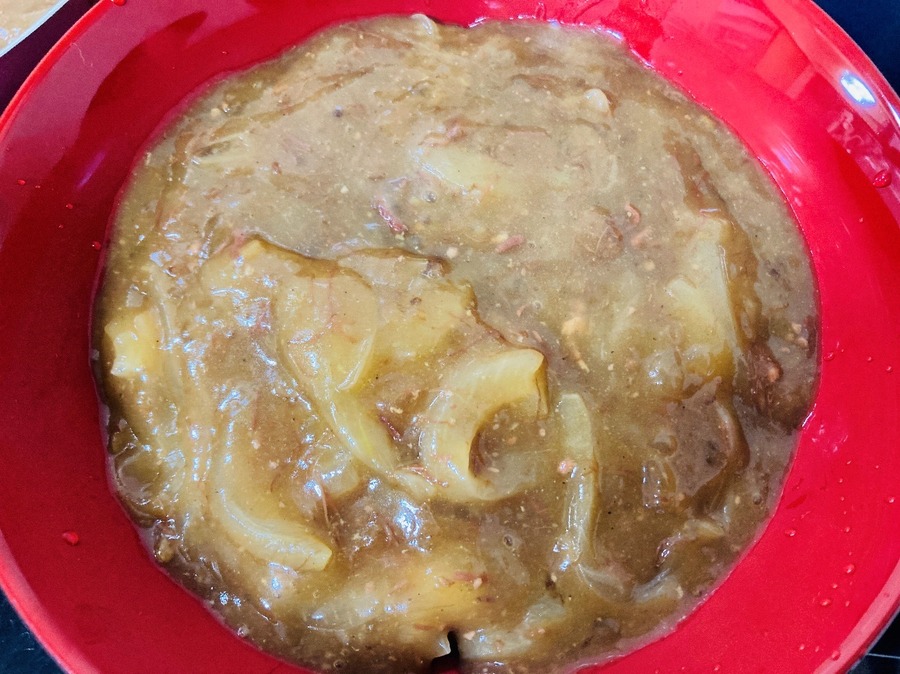 深めの器にパッケージの表記時間通り茹でたうどんを敷き詰め、4のカレールーをかけます