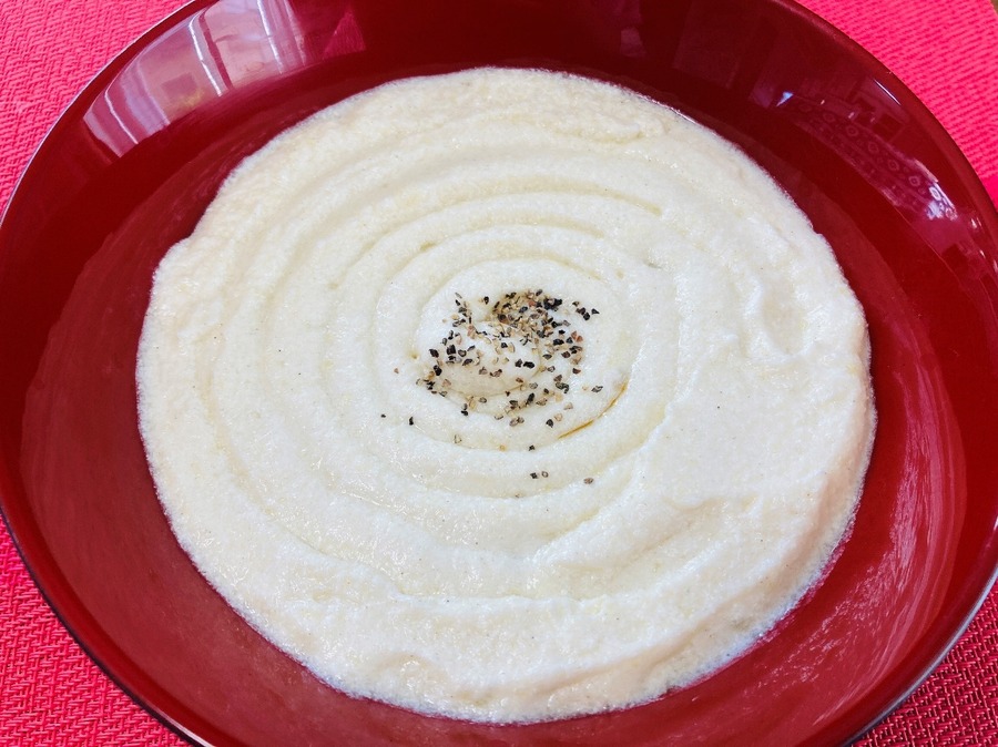 ホイップソースを渦巻き状に盛り付けたら黒胡椒をトッピングして完成