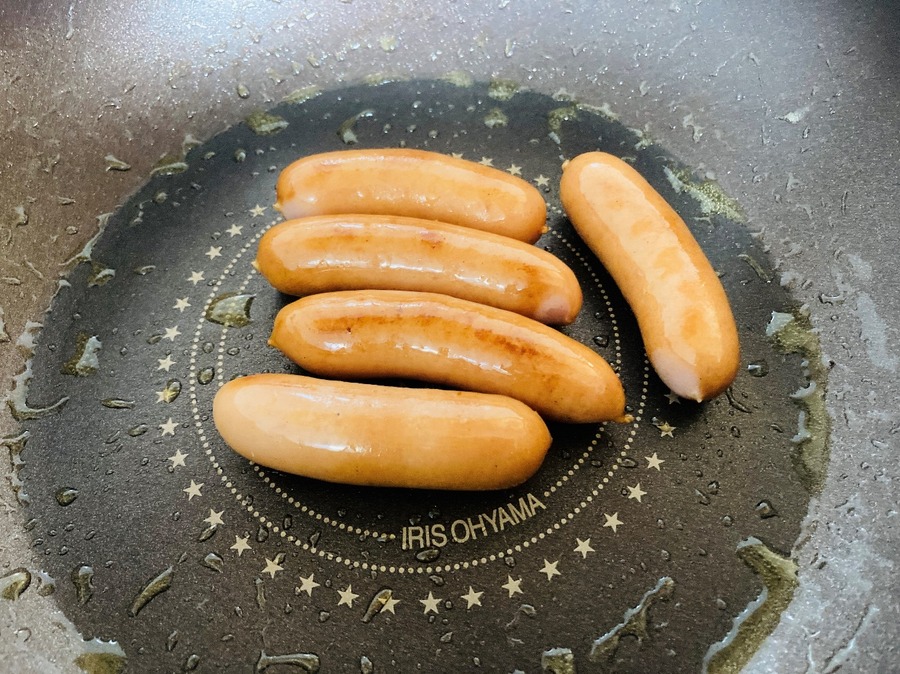 フライパンにマーガリンを熱し、表面に軽く焼き色がつくまでウインナーを炒めます
