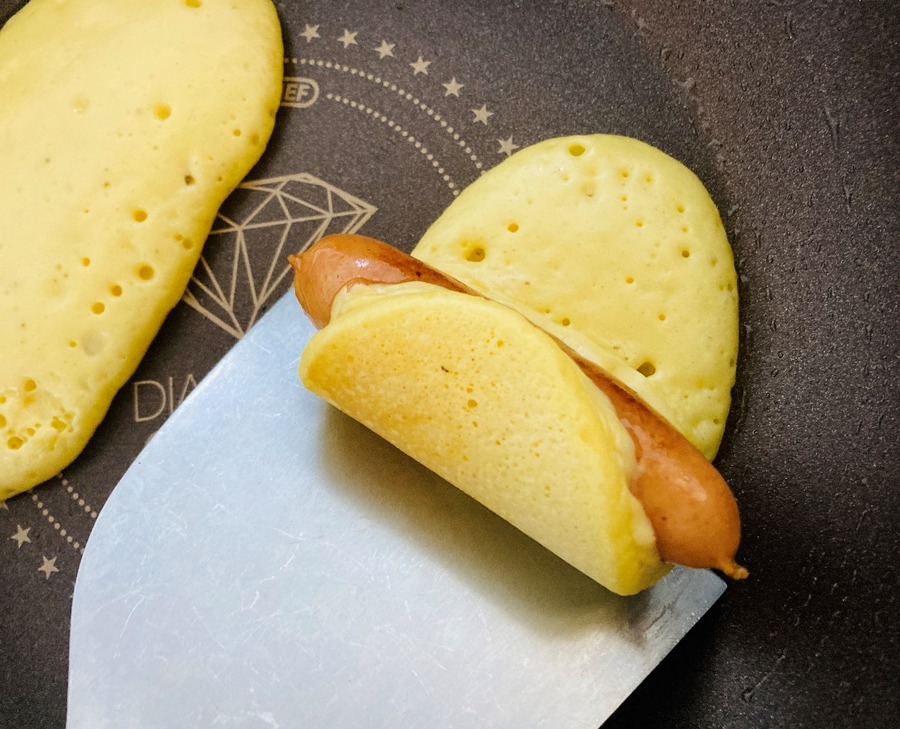フライ返しを使いながらロール状に巻いていきます