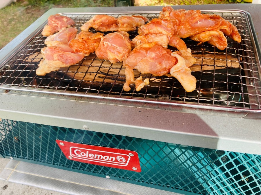 火を起こしたら2の鶏肉を乗せてこんがりと焼いていきましょう
