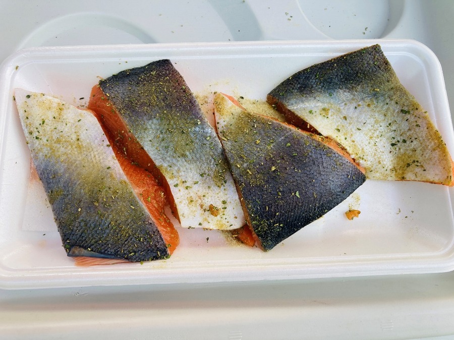 「スパイスクッキング 魚のハーブ焼き」を満遍なくまぶします
