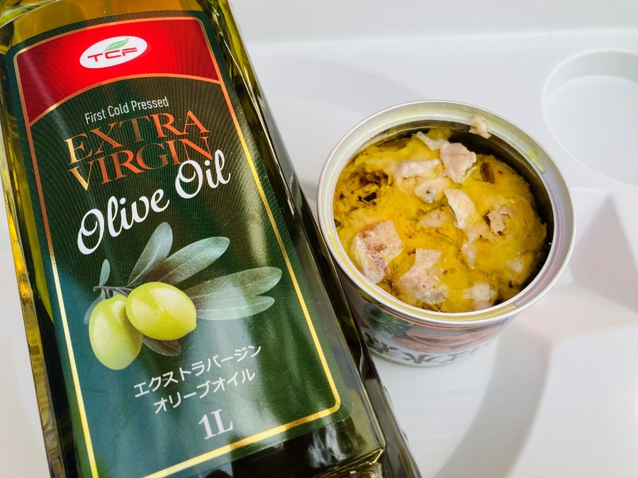 汁気を切ったらオリーブオイルを注ぎ入れます