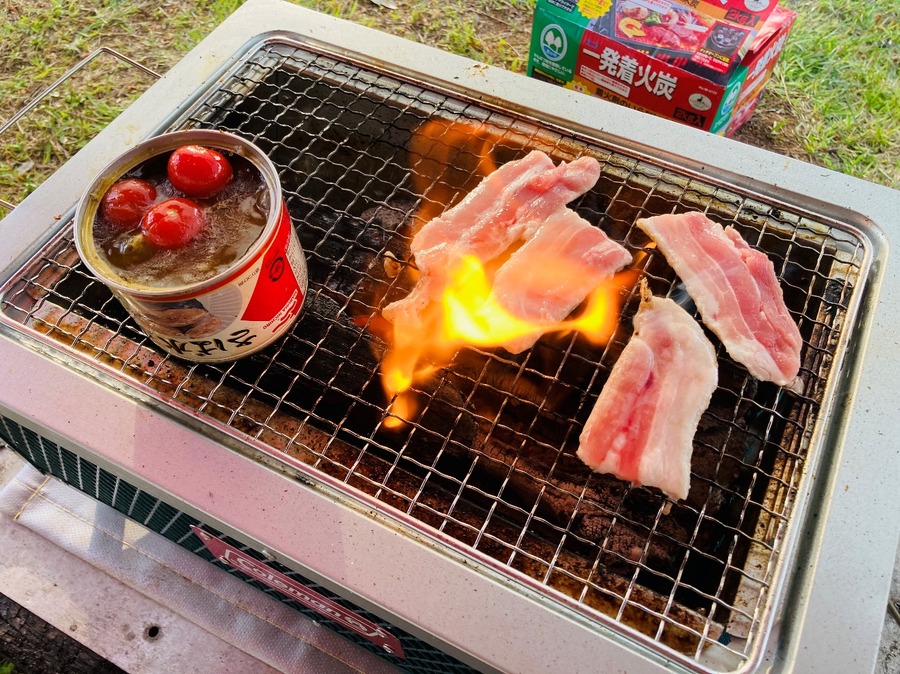 BBQコンロの上にサバの水煮缶を乗せます