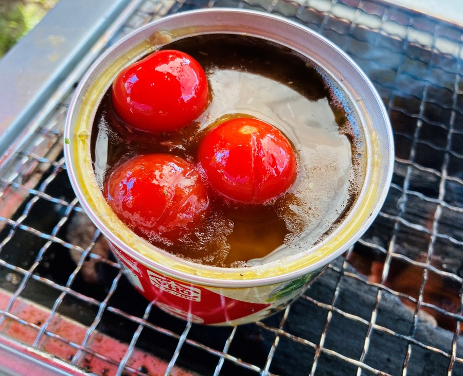 ミニトマトの表面がぷっくり割れるまで加熱したら完成