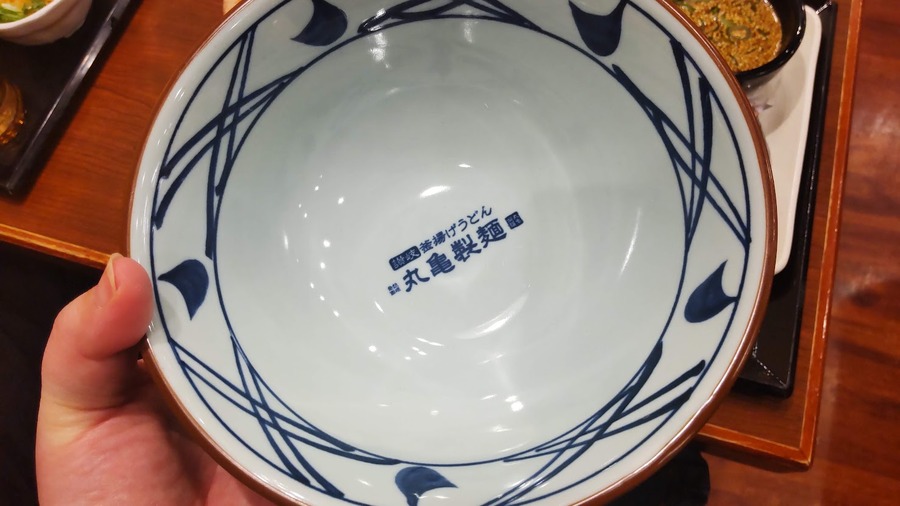 釜揚げうどんだがあえてどんぶりありを頼んで出汁を楽しむ
