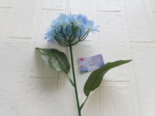 あじさいの花2種を使いしっとりと落ち着いた雰囲気に