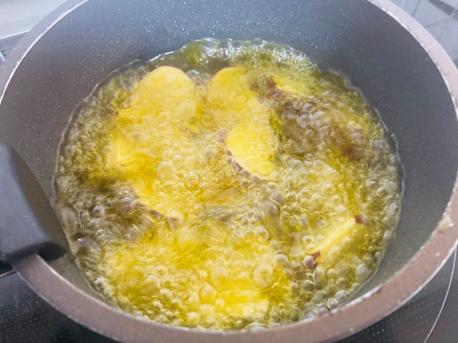 いもを素揚げ