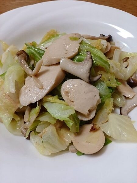 キャベツと残り野菜で作る「野菜とソーセージの塩コショウ炒め」