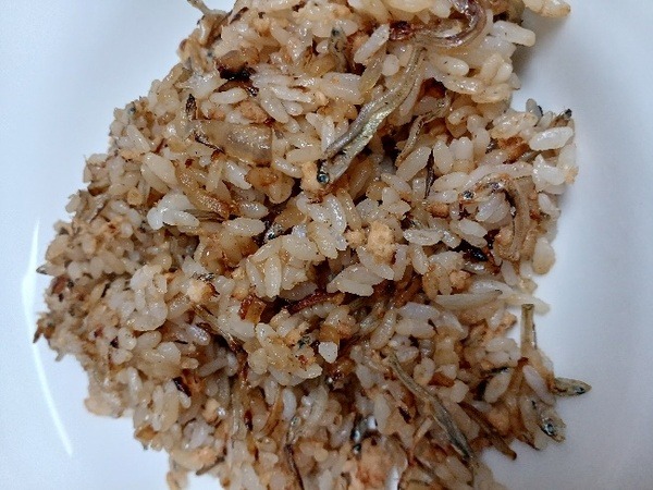 魚がたっぷり摂れる「鮭フレークとちりめんじゃこのチャーハン」
