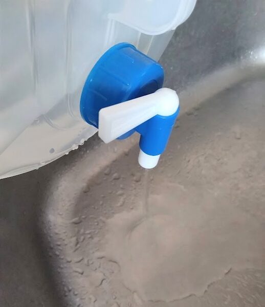 コックをひねるだけで一定量の水が出てきます