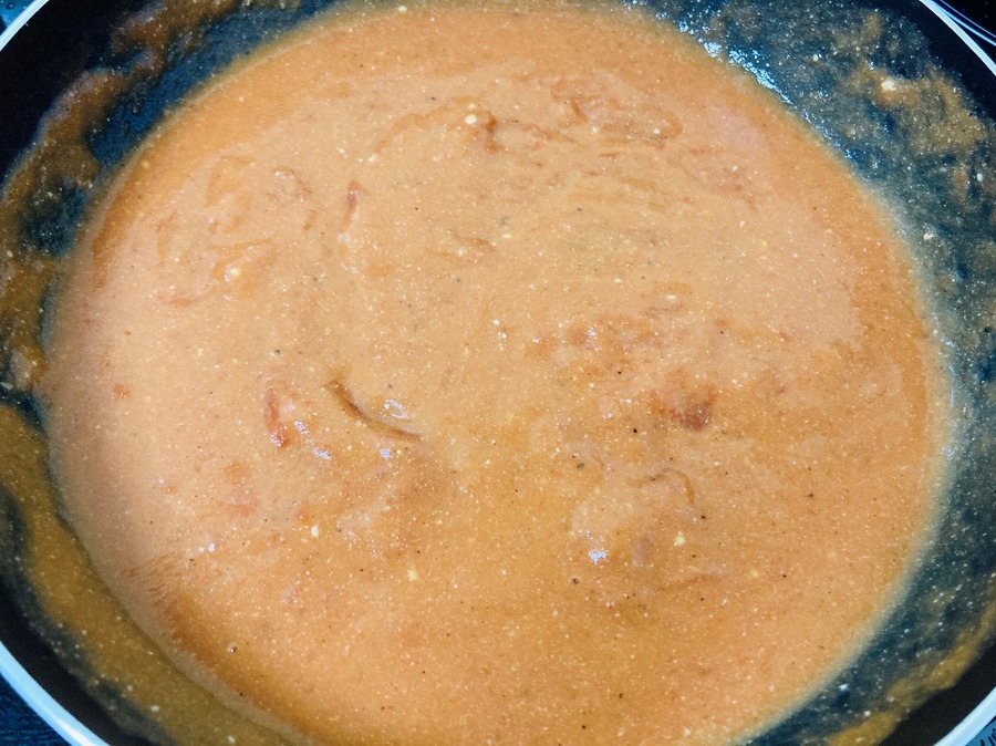トマトクリームソースを作っていきます