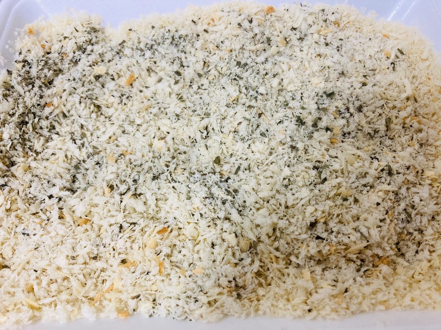 バットやトレー容器にパン粉・粉チーズ・バジルを加え、よく混ぜ合わせます