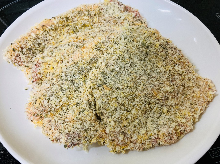 フライパンの底から1cm程度の油を注ぎ入れ、こんがりと揚げ焼きにします