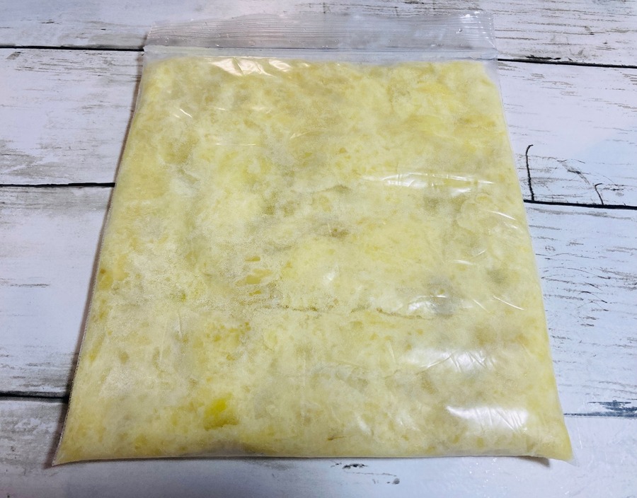 熱いうちに外側からめん棒を使いながら滑らかになるまで両手で押しつけるように潰していきます