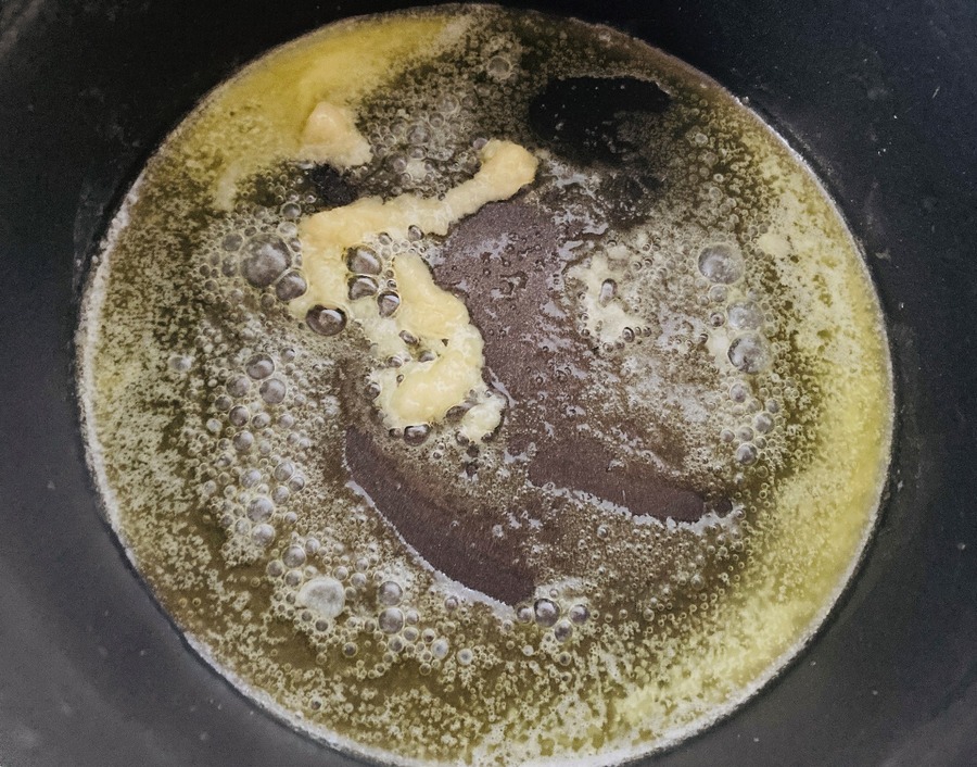 おろしにんにくを炒めていきます
