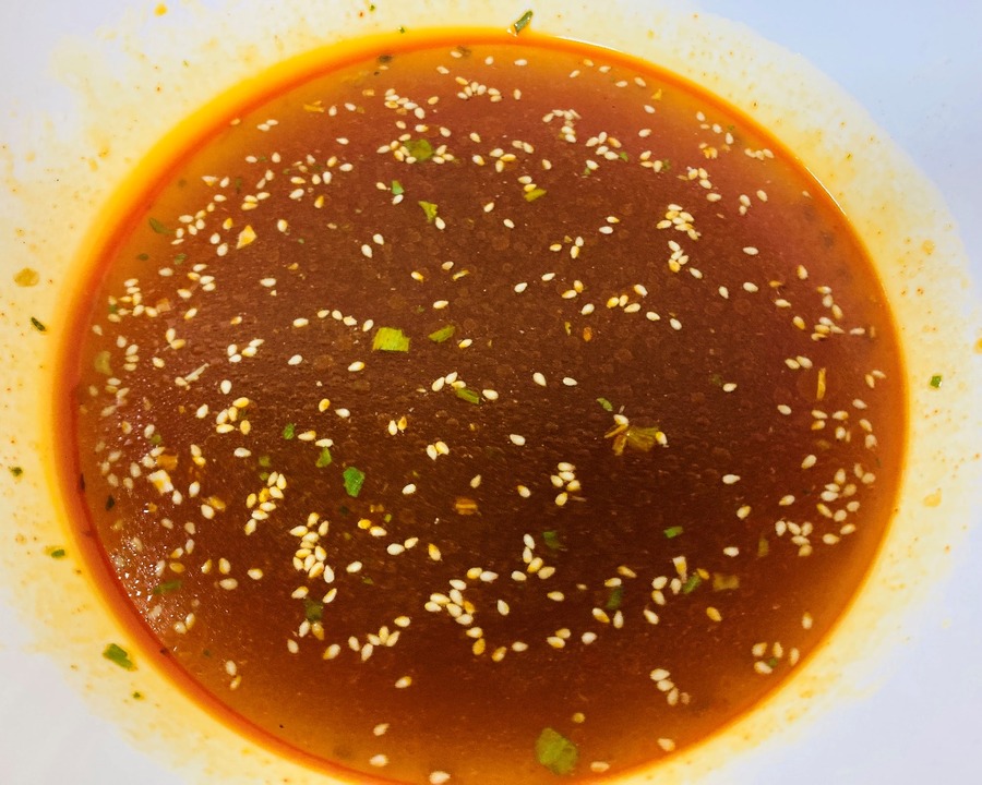 水・インスタントラーメンのスープの素・甜麺醤・ラー油・オイスターソース・白炒りごま・米酢を加え、よく混ぜ合わせます。
