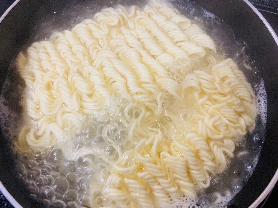 麺を入れて柔らかくなるまでほぐしながら茹でます