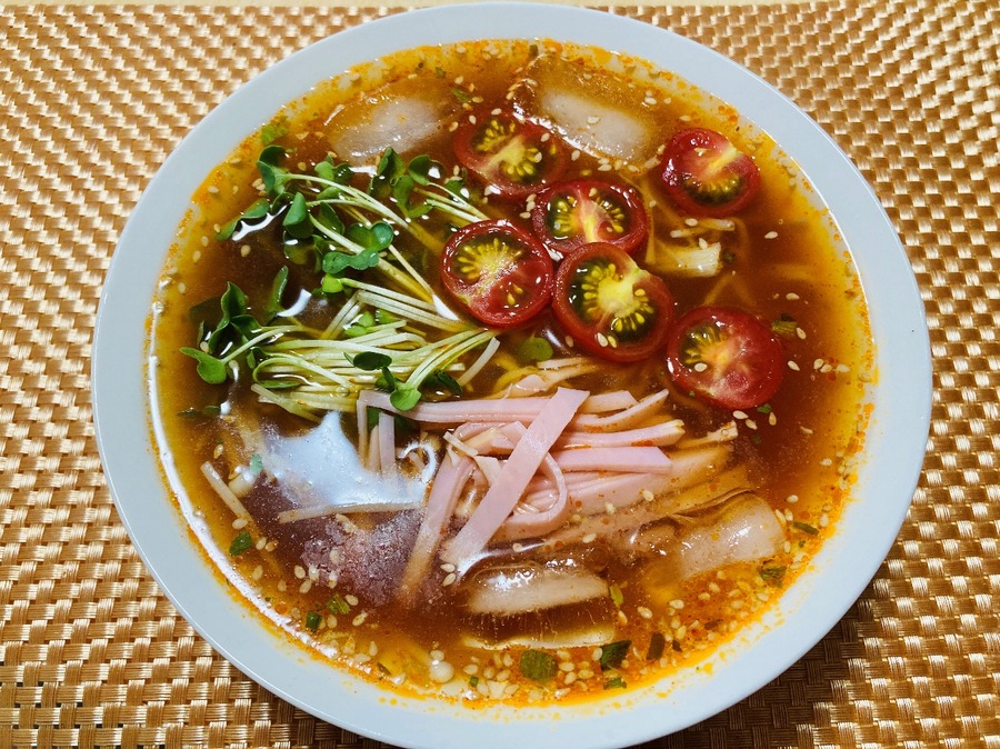 4の麺を加えたら1の具材と氷をトッピングして完成です