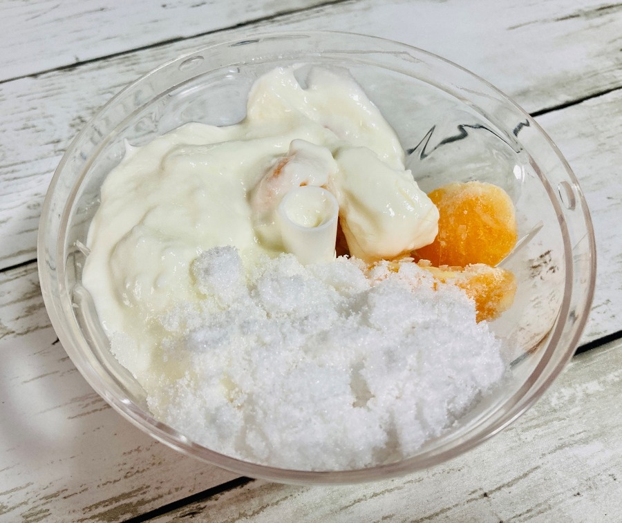 全ての材料をミキサーやハンドル野菜カッター(ダイソーの商品)の中に加え、蓋をして攪拌させます