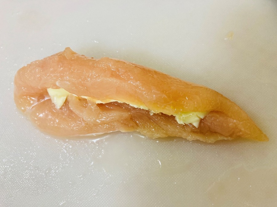 とろけるスライスチーズを真ん中に挟みます