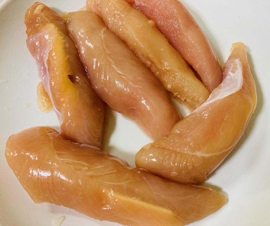 3等分に切ったとろけるスライスチーズを挟みましょう
