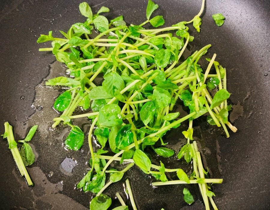 豆苗を加え、油を絡めるようにしてさっと炒めていきましょう
