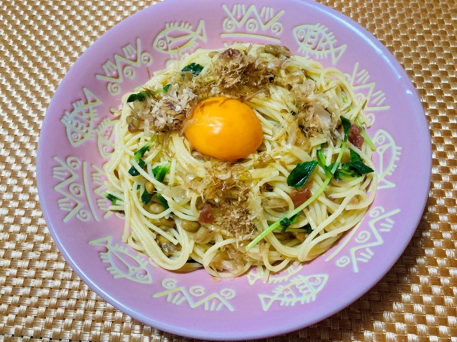 削り節をトップングしたら真ん中に卵黄を乗せて完成