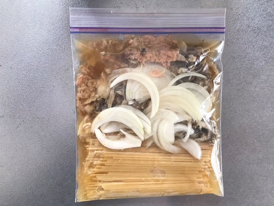 ☆の調味料を入れ、空気を抜いて袋を閉じる