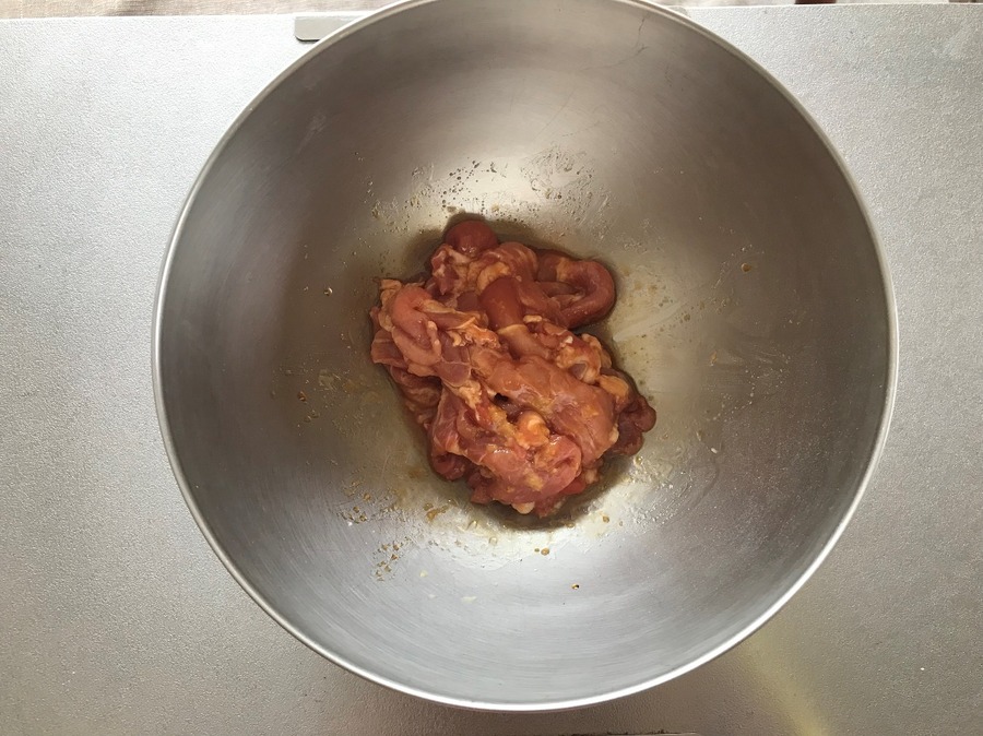 ☆の調味料を入れて、肉に調味料をよく揉み込む