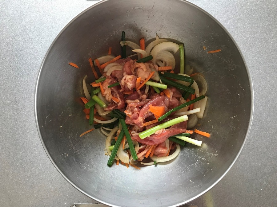 野菜類を入れて混ぜ合わせる