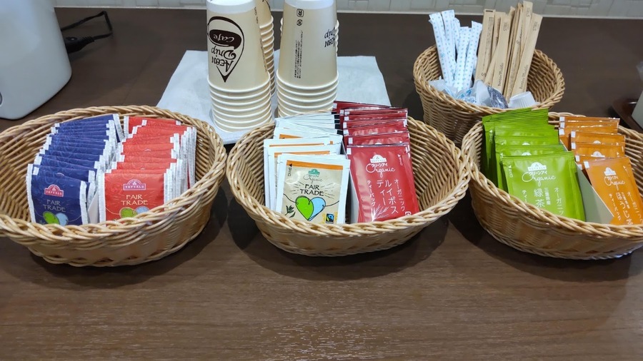紅茶や緑茶のティーバッグがあるので、お湯を入れてお茶を楽しむこともできます