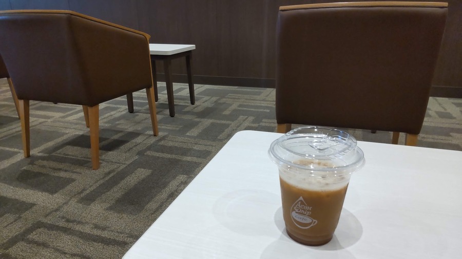 以前と比較してグラスでのドリンク提供からペットボトル提供と変わっていて、野菜ジュースなどがなくなっている分、種類は少ないと感じます