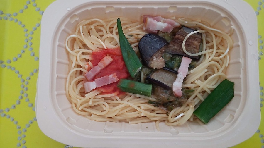 「ソースを食べる絶品パスタ」と書いてあるように、大きめの野菜が入っています。