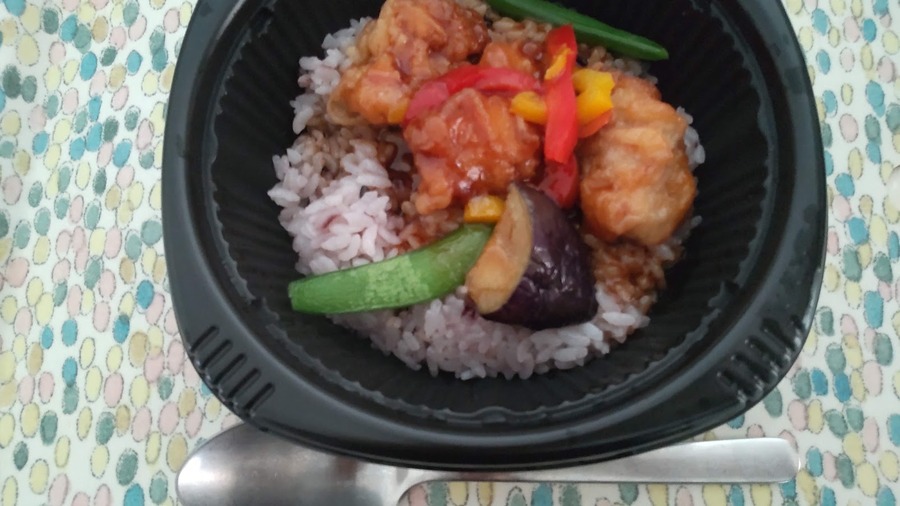「彩り野菜の甘だれからあげ丼」は、鶏からあげと3種類の野菜が入った丼メニューです。