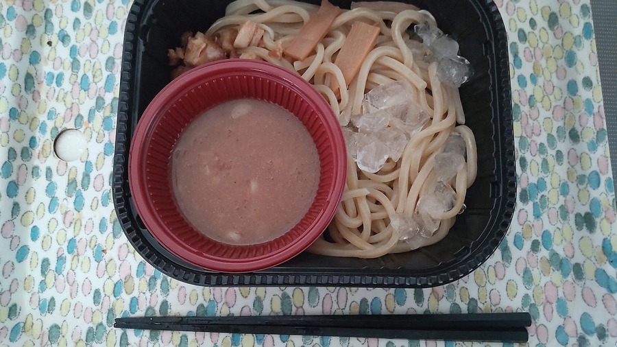 加熱時間によっては「ひやあつ（冷たい麺に、熱いつけ汁で食べる）」ができる。