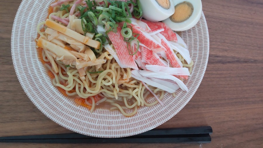 水でほぐすだけでそのまま食べられる麺