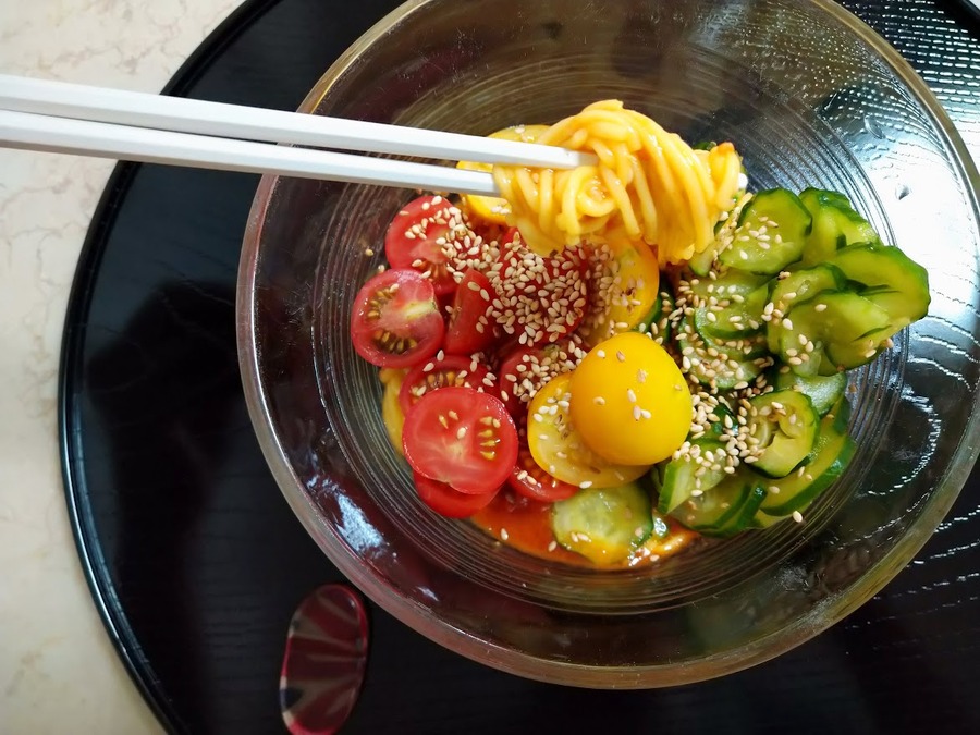 調味料と麺をあえていただきます