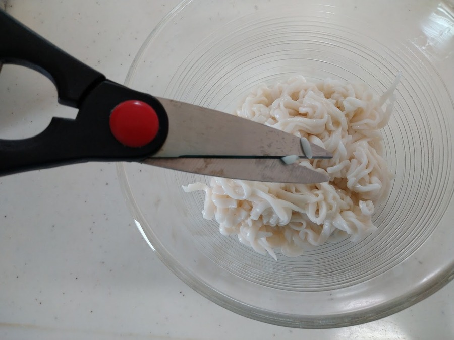 麺は長いのではさみを入れて食べよう