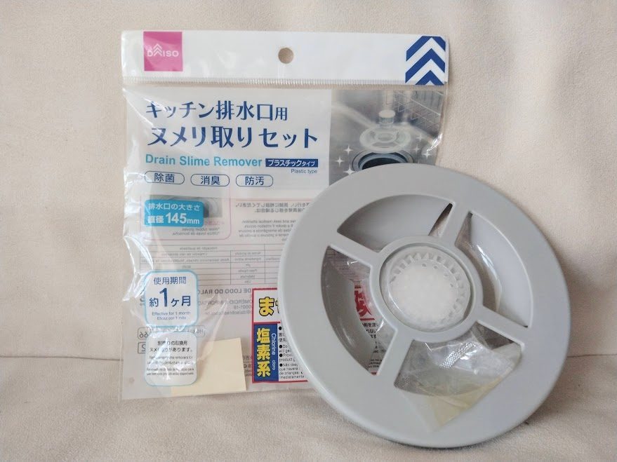 排水口のフタに薬剤がセットされており、置くだけで「防菌」「消臭」「防汚」効果が期待