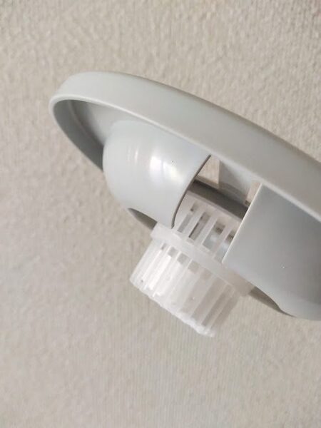 開封すると独特の塩素系の臭いはしますが、設置してしまえば気になるほどの強烈さはありません