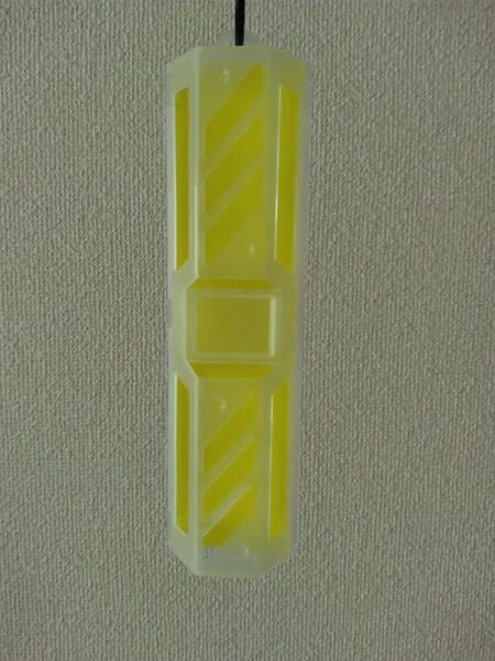 幅は5.6cm長さ21.4cmですので、台所のすみに置くことも可能 長方形のケースに入った蛍光シートが、虫を誘い込みます