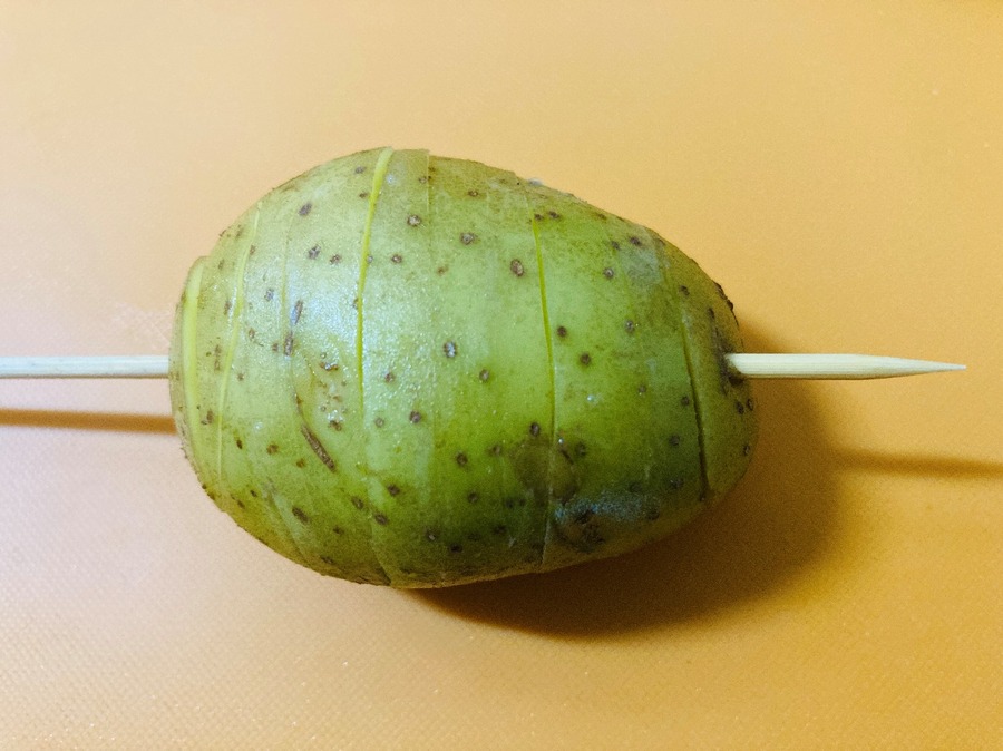 じゃがいもを回しながら斜め方向にクルクルと包丁で切り込みを入れていく