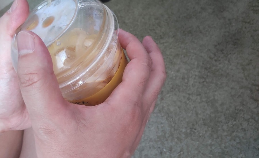 食べ方は、カップをシェイクして全体を混ぜてから食べます