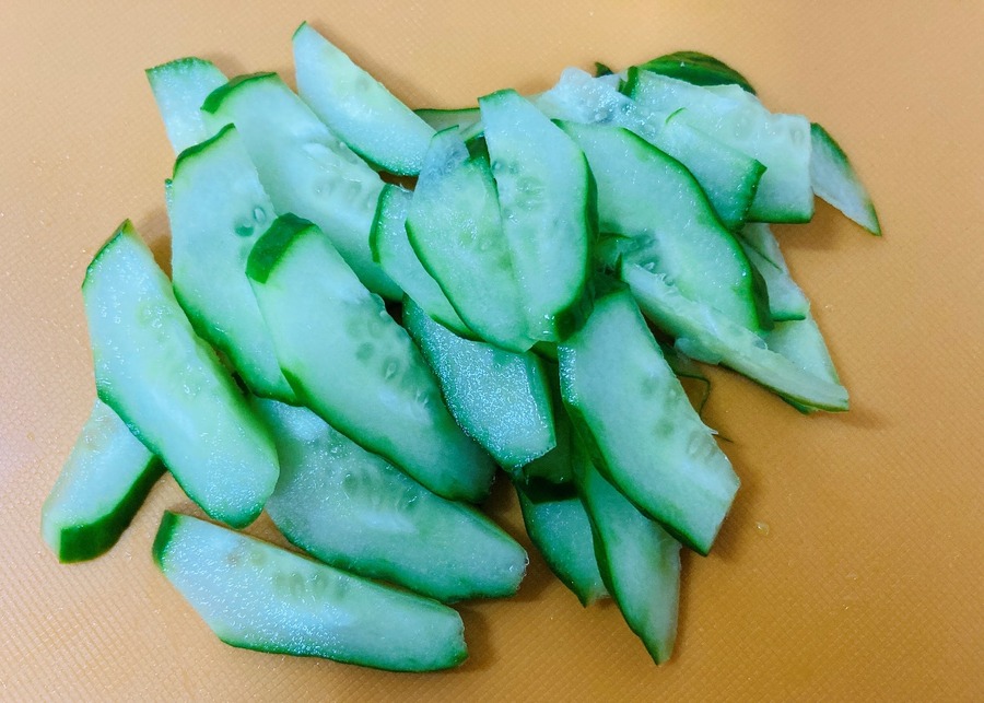 関市の包丁で切った斜め薄切りのきゅうり